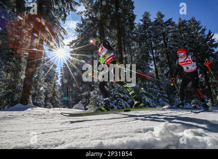 Klingenthal, Germania. 28th Feb, 2023. I laureati e gli atleti competitivi Florian Schultz (l) e Nick Schönfeld partecipano agli esami finali di sci di fondo. Gli studenti del campus sportivo di Klingenthal devono completare 10 chilometri per l'esame nella loro specializzazione nordica combinata, le ragazze 5 chilometri in pattinaggio entro un certo tempo in grado. Una formazione sportiva invernale competitiva ha una lunga tradizione nel sud della Sassonia. Le tre scuole d'élite della Sassonia riportano successi in materia di concorrenza e investimenti in milioni di persone. Credit: Jan Woitas/dpa/Alamy Live News Foto Stock