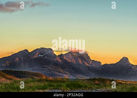 Sole di Midnigh in Norvegia. Sole di mezzanotte sul paesaggio in Nordland, Norvegia. Foto Stock