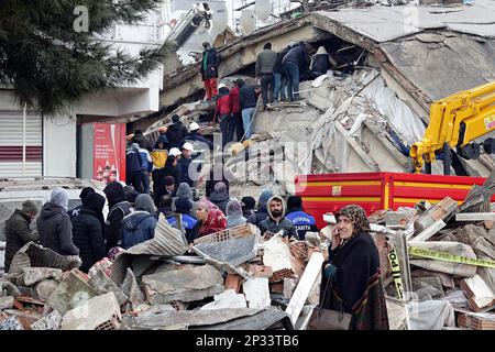 Lo sforzo di civili volontari che hanno partecipato all'operazione di salvataggio dell'appartamento Hisami crollato nella città di Diyarbakir è visto. 101 persone sono morte e 34 feriti sono stati salvati nell'appartamento Hisami a 8 piani. Dopo i terremoti di magnitudo 7,7 e 7,6 che si sono verificati a Kahramanmaras in Turchia e che hanno colpito 11 province della regione, circa 13 mila terremoti di intensità diversa si sono verificati tra febbraio 6 e marzo 4. Sabato, 03/04/2023, 4 terremoti gravi si sono verificati in un giorno in Turchia. Il primo terremoto si è verificato a 03,20 ad Adana con una magnitudo di 4. Foto Stock