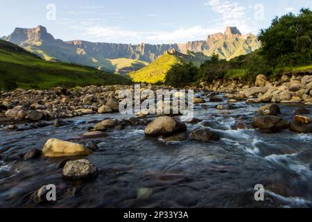 Vista sul fiume Tugela, con le maestose scogliere di basalto dell'Anfiteatro sullo sfondo, nei Monti Drakensberg Foto Stock