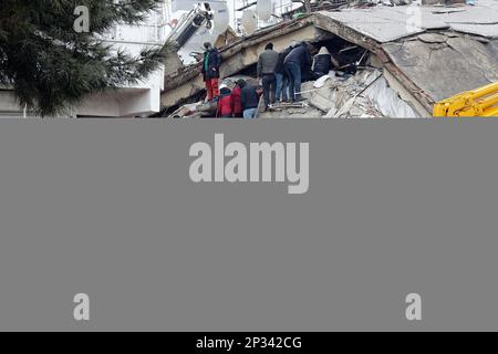 Diyarbakir, Turchia. 6th Feb, 2023. Lo sforzo di civili volontari che hanno partecipato all'operazione di salvataggio dell'appartamento Hisami crollato nella città di Diyarbakir è visto. 101 persone sono morte e 34 feriti sono stati salvati nell'appartamento Hisami a 8 piani. Dopo i terremoti di magnitudo 7,7 e 7,6 che si sono verificati a Kahramanmaras in Turchia e che hanno colpito 11 province della regione, circa 13 mila terremoti di intensità diversa si sono verificati tra febbraio 6 e marzo 4. Sabato, 03/04/2023, 4 terremoti gravi si sono verificati in un giorno in Turchia. Il primo terremoto si è verificato a. Foto Stock