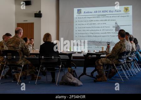 18th Medical Group Leadership brief la signora Seileen Mullen, Segretario aggiunto della Difesa per gli Affari sanitari, sulle capacità dell'MDG alla base aerea di Kadena, Giappone, 1 febbraio 2023. Dopo il briefing, Mullen è stato condotto in un tour per vedere alcune delle agenzie MDG più in profondità e per comprendere meglio il loro ruolo alla Kadena AB. Foto Stock