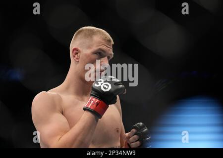 LAS VEGAS, NV - 4 MARZO: Ian Garry batte Kenan Song nella loro battaglia di pesi Welterweight durante l'evento UFC 285 alla T-Mobile Arena il 4 marzo 2023 a Las Vegas, NV, USA. (Foto di Louis Grasse/PxImages) Foto Stock