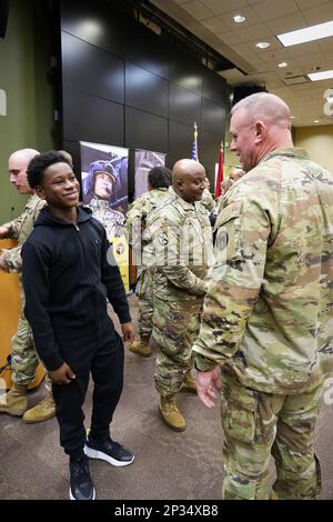 Bob Harter, comandante generale della Divisione di preparazione 81st, parla con un membro della famiglia dopo il riascolto di massa che ha ospitato nella sede della Divisione Sabato. Un team di consiglieri di carriera di tre battaglioni sotto l'Army Reserve Careers Group ha aiutato ad organizzare questo evento chiamando circa 500 soldati che erano all'interno della loro finestra di riascolto. Più di 20 soldati che rappresentano più di 10 unità hanno partecipato a questa cerimonia. Il generale Harter ha preso il tempo di parlare con tutti i membri della famiglia che sono venuto per sostenere il loro Soldato. Dopo la cerimonia, Harter parlò al ricercatore dell'esercito Foto Stock