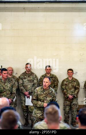 Christopher Laneve si rivolge ai paracadutisti della Brigade Combat Team 2nd, 82nd Divisione Airborne durante la preparazione all'operazione Falcon Blitz su Fort Bragg, NC, 27 gennaio 2023. I paracadutisti condurranno un'operazione aerea al fine di migliorare la preparazione e la letalità delle brigate. Foto Stock