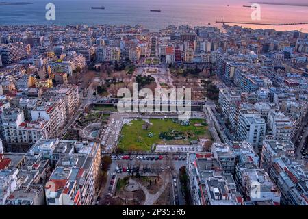 Veduta aerea del Foro Romano (antica Agorà) di Salonicco e della famosa piazza Aristotelous nella città di Salonicco, Grecia. La piazza è un popolare sp Foto Stock