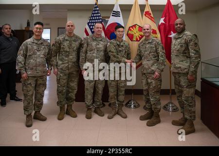 Augmentee coreano negli Stati Uniti Ryu Eun-kyu, assegnato a Headquaters e sede centrale della società USAG Humprheys (centro), riceve una moneta dagli Stati Uniti Omar Jones, il generale comandante dell'IMCOM; a Maude Hall on Camp Humphreys, 3 febbraio 2023. La visita ha offerto alla leadership dell'IMCOM l'opportunità di ringraziare la forza lavoro della guarnigione, identificando al contempo le Best practice per l'adozione in altre guarnigioni. Foto Stock