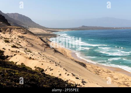 Spettacolare costa da Baia das Gatas a Calhau con dune di sabbia e vista di una lunga spiaggia e montagne, Sao Vicente, Cabo verde Foto Stock