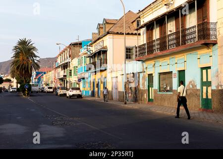 Scene di strada quotidiane dalla città di Mindelo sull'isola di Sao Vicente a Cabo verde, case colorate, stile di vita della gente, strade vivaci Foto Stock