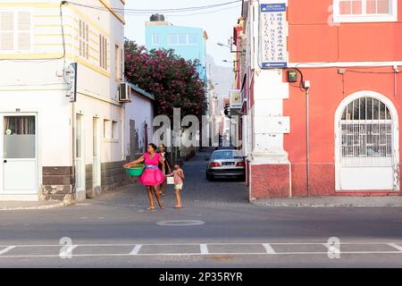 Scene di strada quotidiane dalla città di Mindelo sull'isola di Sao Vicente a Cabo verde, case colorate, stile di vita della gente, strade vivaci Foto Stock