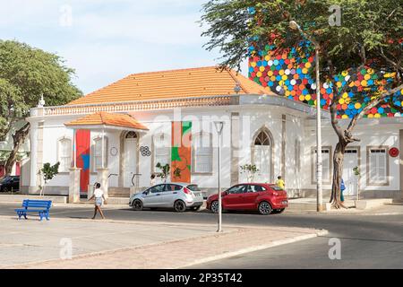 Scene di strada giornaliere dalla città di Mindelo sull'isola di Sao Vicente a Cabo verde, case colorate, stile di vita delle persone Foto Stock