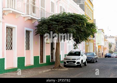 Scene di strada giornaliere dalla città di Mindelo sull'isola di Sao Vicente a Cabo verde, case colorate, stile di vita delle persone Foto Stock