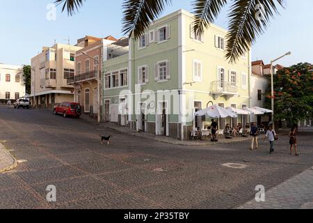 Scene di strada giornaliere dalla città di Mindelo sull'isola di Sao Vicente a Cabo verde, case colorate, stile di vita delle persone, edifici storici coloniali Foto Stock