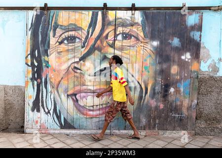 Scene di strada quotidiane dalla città di Mindelo sull'isola di Sao Vicente a Cabo verde, case colorate, stile di vita delle persone, murales Foto Stock