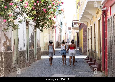 Scene di strada giornaliere dalla città di Mindelo sull'isola di Sao Vicente a Cabo verde, case colorate, stile di vita della gente, donne locali che camminano su una strada Foto Stock