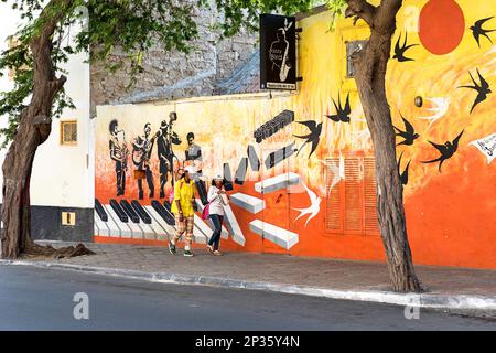 Scene di strada quotidiane dalla città di Mindelo sull'isola di Sao Vicente a Cabo verde, case colorate, stile di vita delle persone, murales Foto Stock