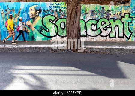 Scene di strada quotidiane dalla città di Mindelo sull'isola di Sao Vicente a Cabo verde, case colorate, stile di vita delle persone, murales Foto Stock
