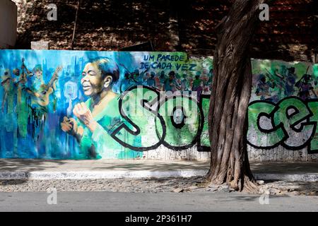 Scene di strada quotidiane dalla città di Mindelo sull'isola di Sao Vicente a Cabo verde, case colorate, stile di vita delle persone, murales Foto Stock