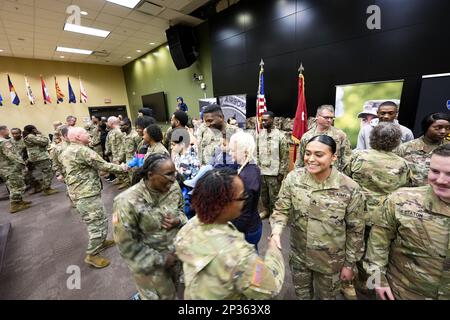 I membri del pubblico si congratulano con i soldati e con le loro famiglie dopo una cerimonia di riassestamento di massa impressa dal generale Bob Harter, comandante generale della 81st° Divisione di preparazione, alla sede della Divisione di Sabato. Un team di consiglieri di carriera di tre battaglioni sotto l'Army Reserve Careers Group ha aiutato ad organizzare questo evento chiamando circa 500 soldati che erano all'interno della loro finestra di riascolto. Più di 20 soldati che rappresentano più di 10 unità hanno partecipato a questa cerimonia. Il generale Harter ha preso il tempo di parlare con tutti i membri della famiglia che sono venuto per sostenere il loro Soldato. Dopo il Foto Stock