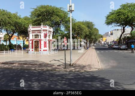 Scene di strada giornaliere dalla città di Mindelo sull'isola di Sao Vicente a Cabo verde, case colorate, parco cittadino ed edifici storici coloniali Foto Stock