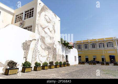 Scene di strada quotidiane dalla città di Mindelo sull'isola di Sao Vicente a Cabo verde, case colorate, stile di vita delle persone, murales Foto Stock