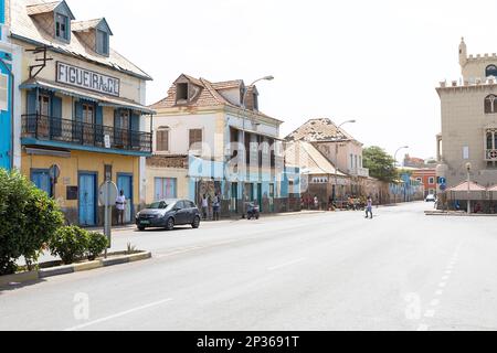 Scene di strada giornaliere dalla città di Mindelo sull'isola di Sao Vicente a Cabo verde, case colorate, stile di vita delle persone, edifici storici coloniali Foto Stock