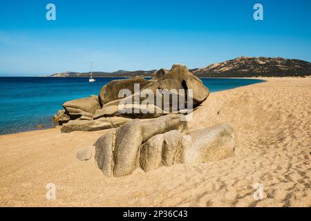 Spiaggia di sabbia e rocce di granito, Plage de Erbaju, vicino Sartene, costa sud, Dipartimento Corse-du-Sud, Corsica, Mar Mediterraneo, Francia Foto Stock