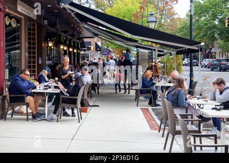 Marciapiede con ristoranti a Haddonfield, New Jersey - USA Foto Stock