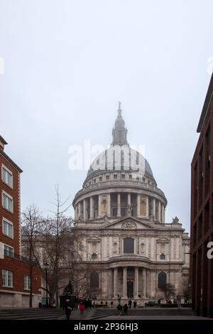 Cattedrale di St Pauls vista da Peter's Hill a Londra, Regno Unito Foto Stock