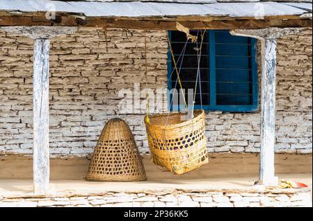 Culla appesa di fronte a una casa, villaggio di montagna Dhampus, Nepal Foto Stock