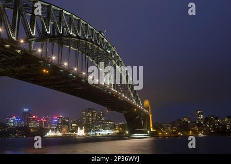 Vista del ponte e dello skyline della città di notte, Sydney Harbour Bridge, Sydney Harbour, Sydney, New South Wales, Australia Foto Stock