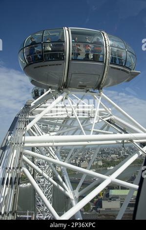 Passerelle ruota panoramica con vista sul fiume della città, London Eye, South Bank, Tamigi, Lambeth, Londra, Inghilterra, Regno Unito Foto Stock