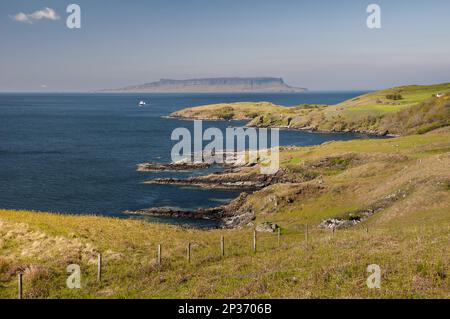 Vista della costa e dell'isola lontana, guardando verso Eigg, piccole isole, attraverso il Sound of Sleat da Aird of Sleat, Sleat Peninsula, Isola di Skye Foto Stock