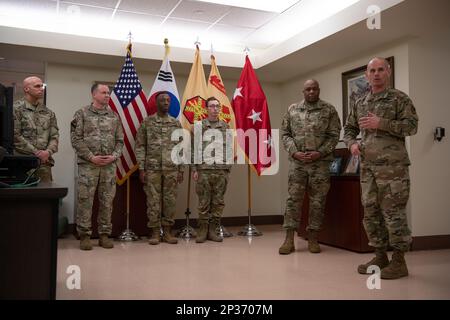 STATI UNITI Omar Jones, il generale comandante dell'IMCOM, di estrema destra; parla a un gruppo di premiati e dirigenti senior durante una cerimonia di coniazione presso la Maude Hall di Camp Humphreys, il 3 febbraio 2023. Il CG e il CSM dell'IMCOM visitano soldati e civili intorno alla base per riconoscerli per un servizio e risultati superiori. UMAG Humphreys svolge un ruolo importante nella vita dei militari, civili e famiglie che vivono nella Repubblica di Corea, garantendo loro un servizio clienti e un supporto eccellenti. Foto Stock