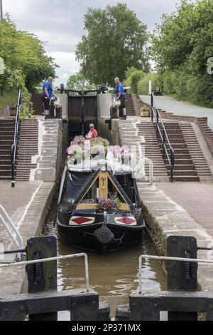 Canal o narrowboat sul ramo Llangollen del canale Shropshire Union passa attraverso il villaggio di Grindley Brook utilizzando il 3 Grindley Brook Foto Stock