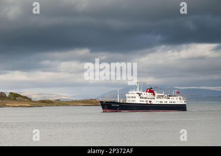 La nave da crociera Hebridean Princess naviga oltre l'isola sulla strada per Oban Harbour, Kerrera, Inner Hebrides, Argyll, Scotland, Regno Unito Foto Stock