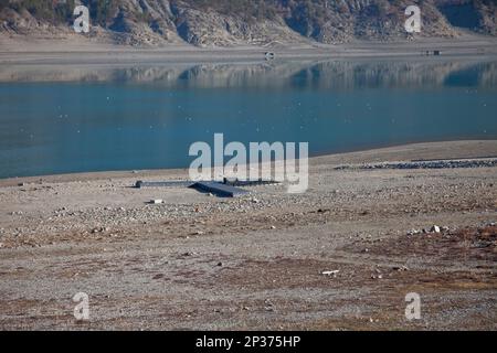 Savine, Francia. 04th Mar, 2023. Un pontone riposa su una banca, Francia il 04 marzo 2023. Il lago Serre Poncon ha un livello dell'acqua di 21,77 m al di sotto del suo livello di riempimento ottimale. Foto di Thibaut Durand /ABACAPRESS.COM. Credit: Abaca Press/Alamy Live News Foto Stock