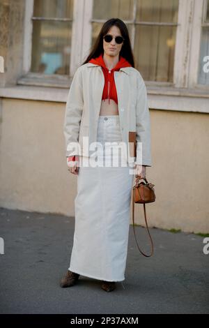 Parigi, Francia. 03rd Mar, 2023. Street Style, Astrid Boutrot in arrivo allo spettacolo Nina Ricci Autunno-Inverno 2023-2024, che si tiene alla Gare des Invalides di Parigi, in Francia, il 3rd marzo 2023. Foto di Marie-Paola Bertrand-Hillion/ABACAPRESS.COM Credit: Abaca Press/Alamy Live News Foto Stock