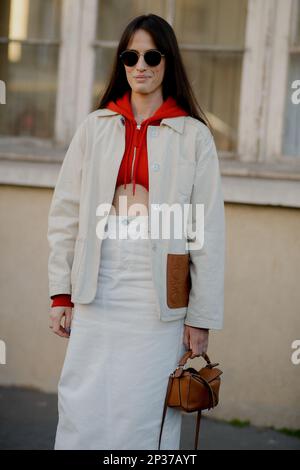 Parigi, Francia. 03rd Mar, 2023. Street Style, Astrid Boutrot in arrivo allo spettacolo Nina Ricci Autunno-Inverno 2023-2024, che si tiene alla Gare des Invalides di Parigi, in Francia, il 3rd marzo 2023. Foto di Marie-Paola Bertrand-Hillion/ABACAPRESS.COM Credit: Abaca Press/Alamy Live News Foto Stock