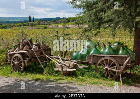 Carrello in legno con bottiglie di vino, Villa A Sesta, Chianti, Toscana, Italia Foto Stock