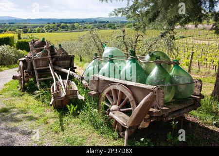 Carrello in legno con bottiglie di vino, Villa A Sesta, Chianti, Toscana, Italia Foto Stock