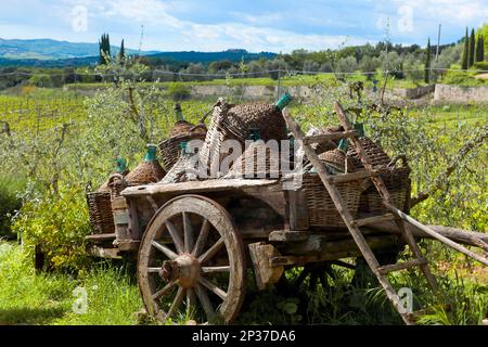 Carrello in legno con bottiglie di vino, Villa A Sesta, Chianti, Toscana, Italia Foto Stock