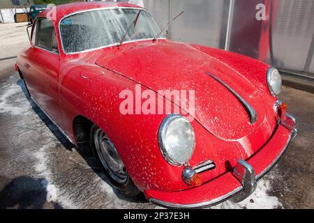 Auto Care auto classica Porsche 356 B coupé, schiuma, autolavaggio, rosso Porsche, vernice, luci rotonde, paraurti Foto Stock