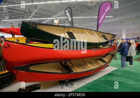 Vancouver, Canada. 4th Mar, 2023. Le canoe sono esposte al 2023 Outdoor Adventure and Travel Show presso il Vancouver Convention Center di Vancouver, British Columbia, Canada, il 4 marzo 2023. L'evento di due giorni, che si svolge il 4th e 5th marzo, presenta le ultime attrezzature per l'aria aperta e informazioni sulle idee di viaggio avventuroso. Credit: Liang Sen/Xinhua/Alamy Live News Foto Stock