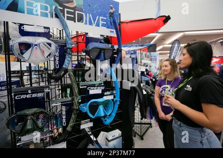 Vancouver, Canada. 4th Mar, 2023. La gente guarda i prodotti per le immersioni durante il 2023 Outdoor Adventure and Travel Show al Vancouver Convention Center di Vancouver, British Columbia, Canada, il 4 marzo 2023. L'evento di due giorni, che si svolge il 4th e 5th marzo, presenta le ultime attrezzature per l'aria aperta e informazioni sulle idee di viaggio avventuroso. Credit: Liang Sen/Xinhua/Alamy Live News Foto Stock