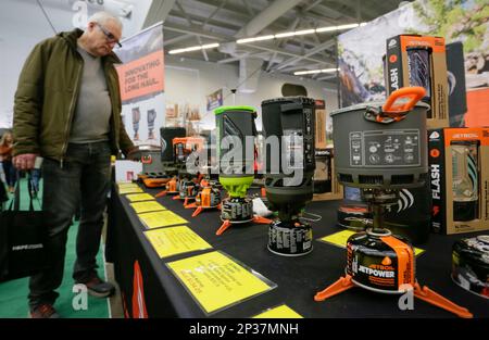 Vancouver, Canada. 4th Mar, 2023. Un visitatore guarda le stufe portatili durante il 2023 Outdoor Adventure and Travel Show al Vancouver Convention Center di Vancouver, British Columbia, Canada, il 4 marzo 2023. L'evento di due giorni, che si svolge il 4th e 5th marzo, presenta le ultime attrezzature per l'aria aperta e informazioni sulle idee di viaggio avventuroso. Credit: Liang Sen/Xinhua/Alamy Live News Foto Stock