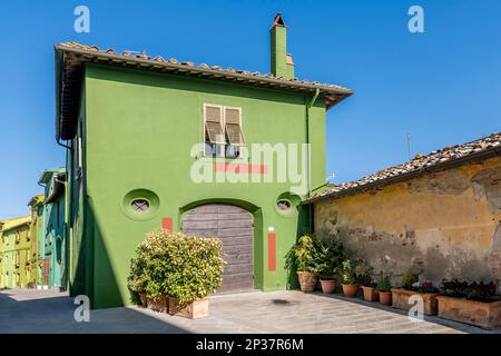 Il colorato villaggio di Ghizzano, Pisa, Italia Foto Stock