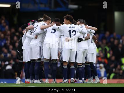 Londra, Regno Unito. 04th Mar, 2023. I Leeds hanno suonato in un huddle pre-partita alla partita Chelsea contro Leeds United EPL, a Stamford Bridge, Londra, Regno Unito, il 4th marzo 2023. Credit: Paul Marriott/Alamy Live News Foto Stock