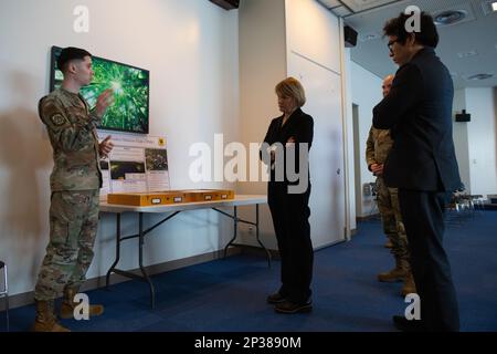 STATI UNITI George Cooksey, Theater Preventive Medicine Flight, capo della salute sul lavoro, ha riistato la sig.ra Seileen Mullen, assistente segretario della difesa per gli affari sanitari, sulle funzioni e le capacità del TPMF e del team di valutazione radiologica dell'aeronautica militare presso la base aerea di Kadena, Giappone, 1 febbraio 2023. Il TPMF è in grado di testare il suolo, l'acqua, l'aria o i rifiuti per individuare eventuali rischi chimici e fornire indicazioni mediche preventive e sanitarie in tutta la regione del Pacifico. Foto Stock