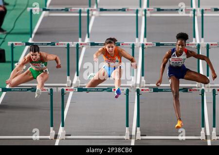 ISTANBUL, TURCHIA - 5 MARZO: Zoe Sedney dei Paesi Bassi in gara nelle 60m Hurdles Women durante il giorno 3 dei Campionati europei di atletica indoor all'Atakoy Athletics Arena il 5 marzo 2023 a Istanbul, Turchia (Foto di Nikola Krstic/BSR Agency) Foto Stock